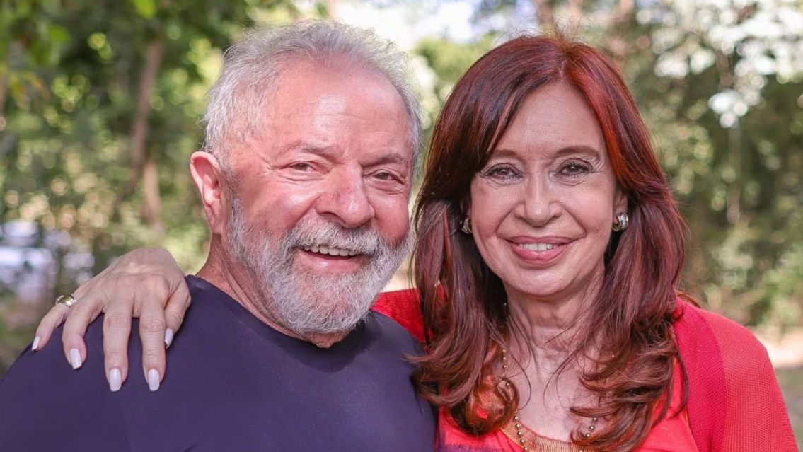 Lula abrazó a Cristina en plena prisión domiciliaria y desató un escándalo