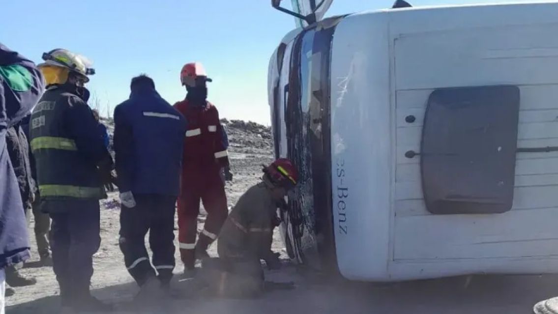 Camionero santafesino fue rescatado tras quedar atrapado en un vuelco en ruta jujeña