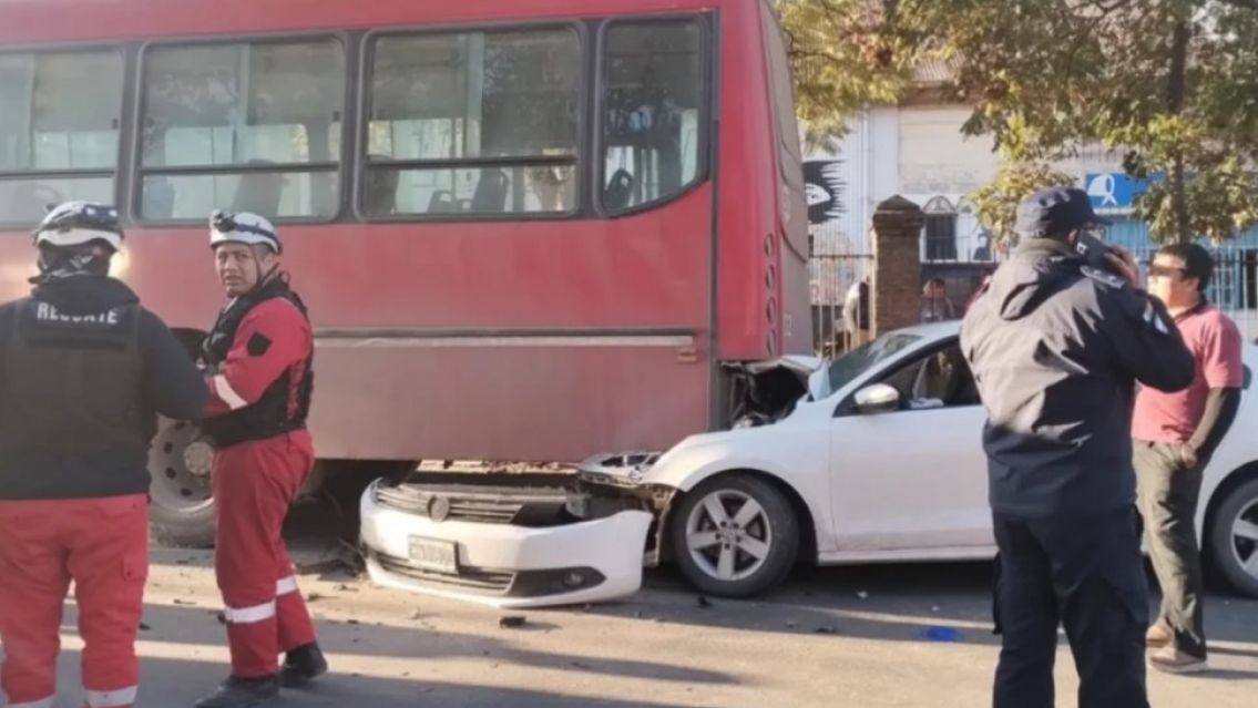 Brutal choque en calle Urquiza: Un auto se incrustó en un colectivo
