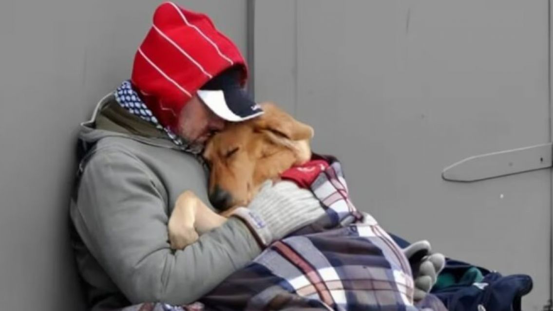 La triste historia de Juan, el hombre que muri� de fr�o en la calle por no abandonar a su perro