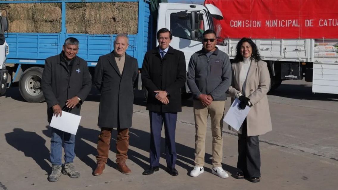 Sadir entregó forraje y leña a productores de Catua para enfrentar el invierno