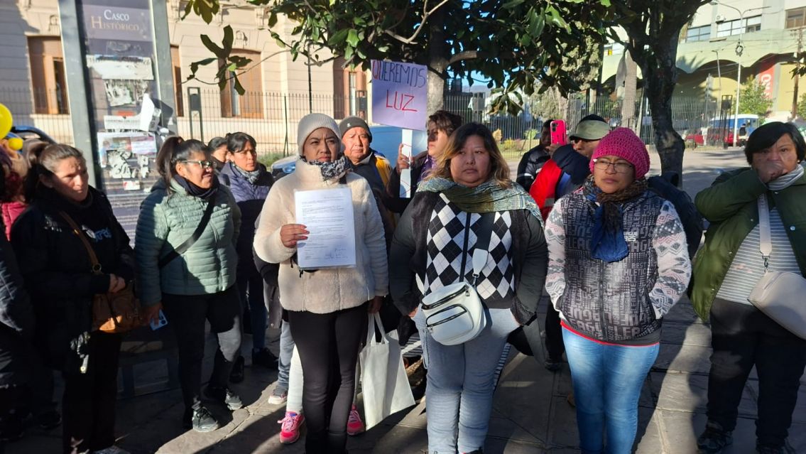 "Queremos pagar la luz": vecinos del barrio Aero Club acusan a EJESA de dejarlos sin energía