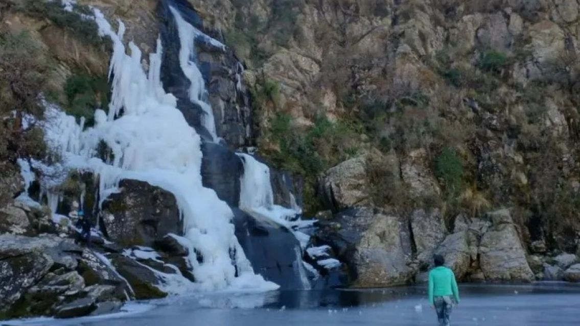 La imponente cascada juje�a que se congel� y enamor� a todos