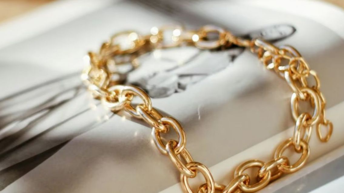 Decidi� tasar la pulsera de oro que le hab�a heredado su abuela y  se sorprendi�