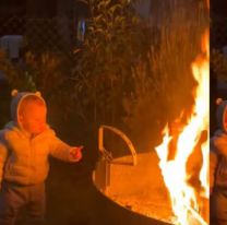 Su bebé iba a tocar el fuego y una misteriosa "figura blanca" lo salvó