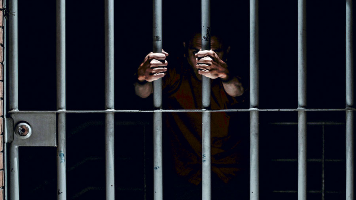 Directora de cárcel tenía relaciones con un recluso y "dejó escapar" 16 presos