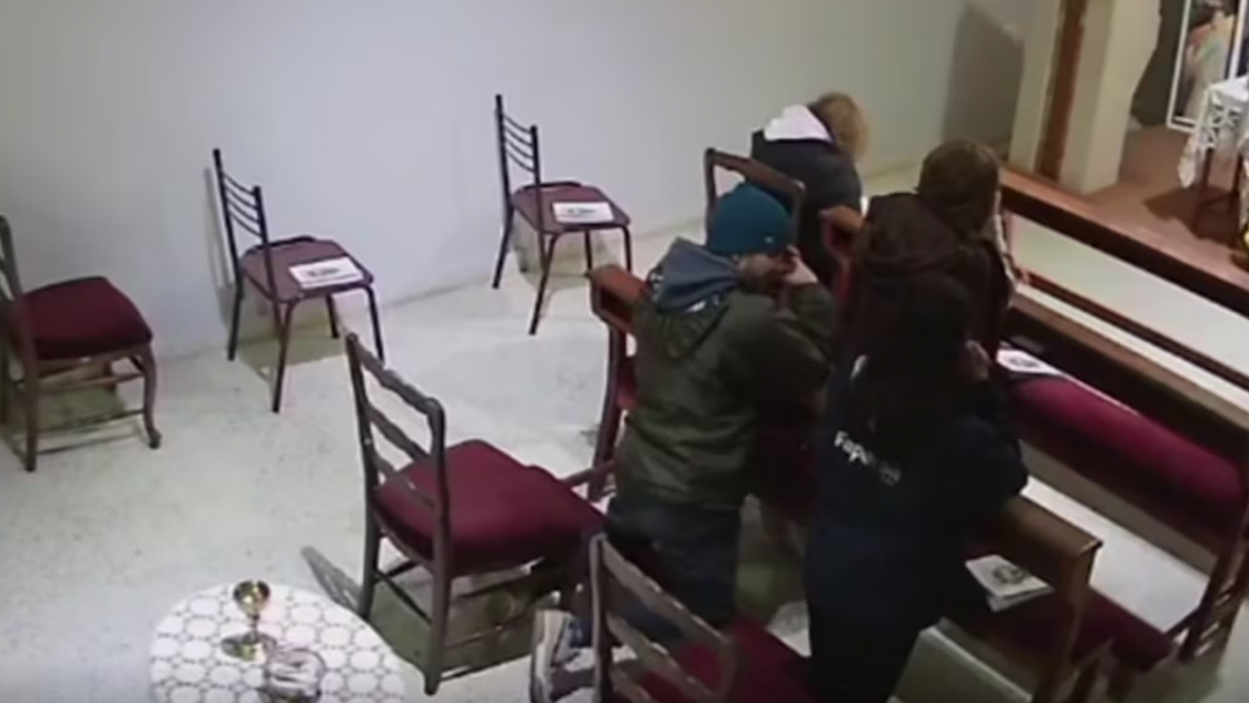 Terrible robo en la iglesia: chorros comieron la hostia y robaron a una mujer