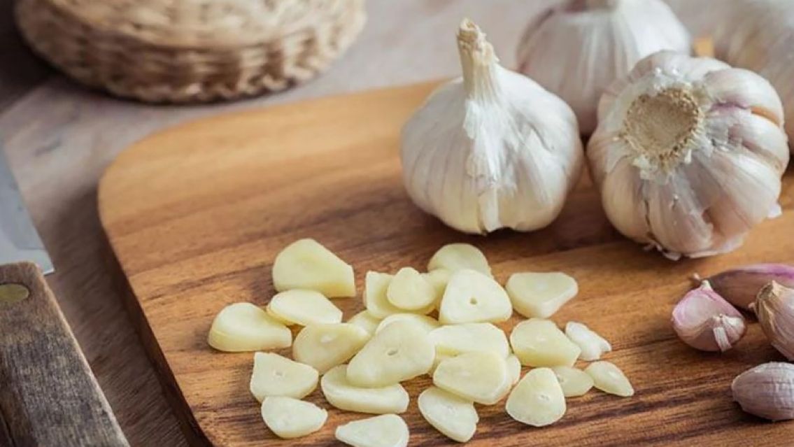 Revelan qué le pasa al cuerpo cuando se come ajo crudo: los efectos son sorprendentes