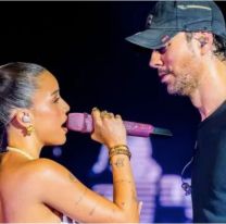 ¿Enrique Iglesias y Emilia Mernes juntos? El beso que casi se dan en el escenario