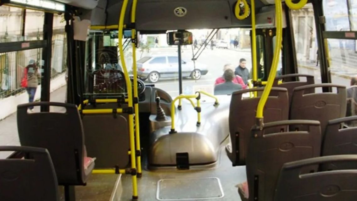 Encontraron a un juje�ito durmiendo en un colectivo