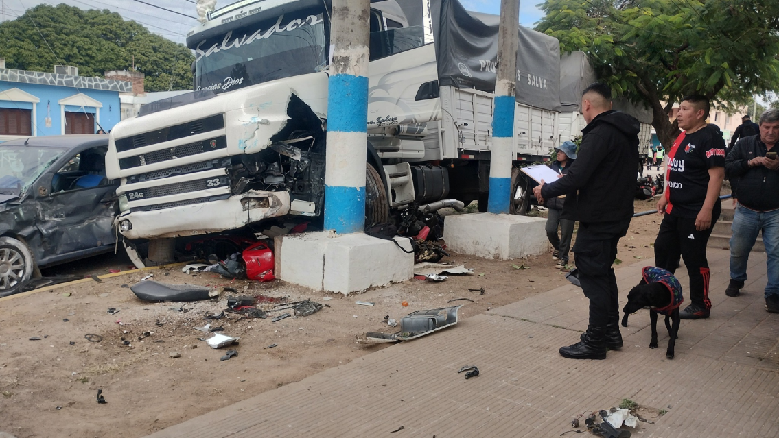 Camión fuera de control se llevó puestos a autos y motos en Fraile Pintado