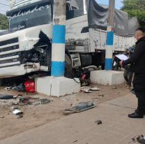 Camión fuera de control se llevó puestos a autos y motos en Fraile Pintado