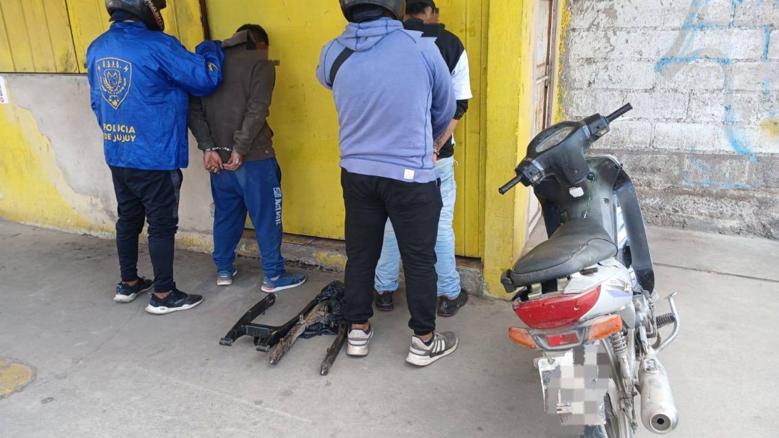 Detienen a tres hombres, dos con pedidos de captura, en dos operativos realizados en la capital