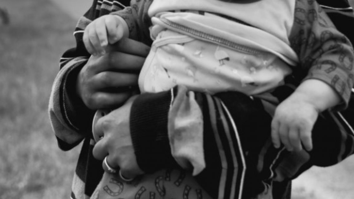 Adolescente jujeña salió a pasear con su bebé y su pareja la atacó: