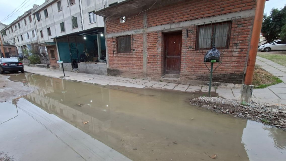 Una laguna de materia fecal invade un barrio de Palpalá