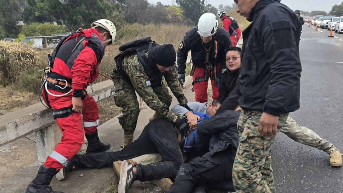 Impresionante rescate de un jujeño en Perico: Estaba al borde de un puente