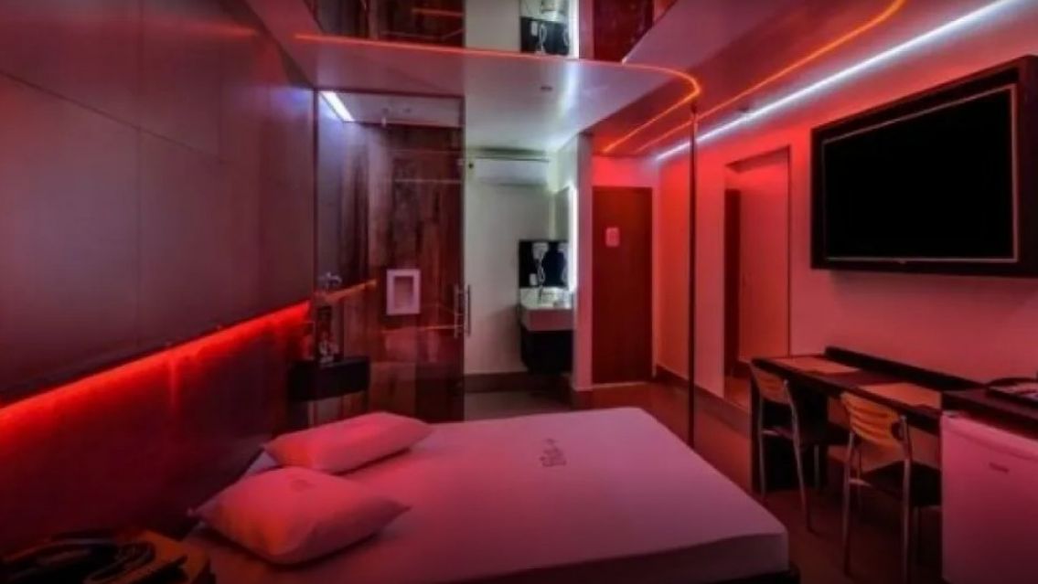 Entraron en manada al telo y llamaron de inmediato al 911: gritos desgarradores