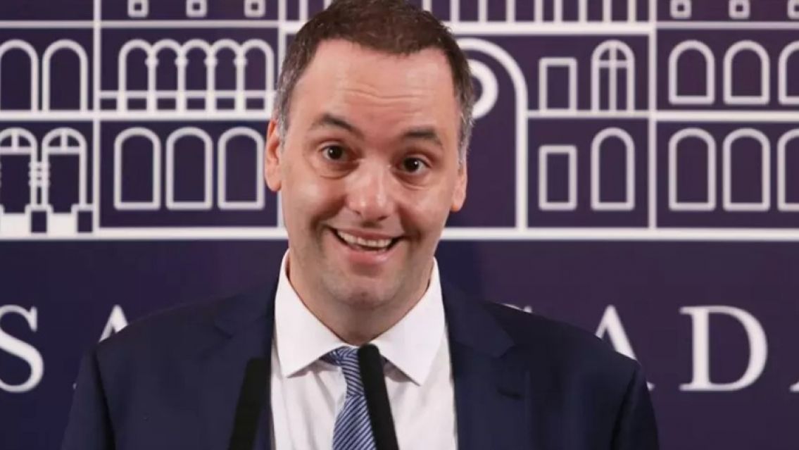 Adorni lanzó un programa propio de streaming: Fake -7 -8