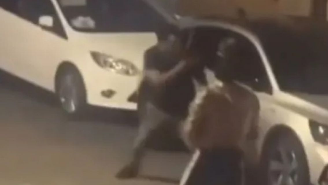 Juje�o choc�, se baj� y atac� a machetazos a una pareja