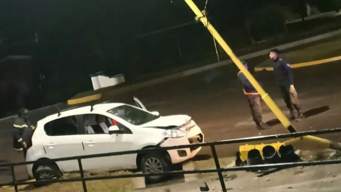 Jujeño chocó estructura de alumbrado y un semáforo