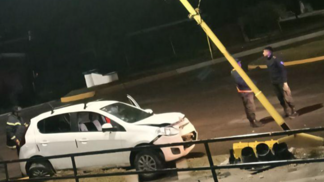 Tremendo choque en Jujuy: se llev� puesto un sem�foro, un poste y dej� sin luz a un barrio