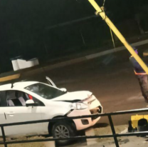 Tremendo choque en Jujuy: se llevó puesto un semáforo, un poste y dejó sin luz a un barrio