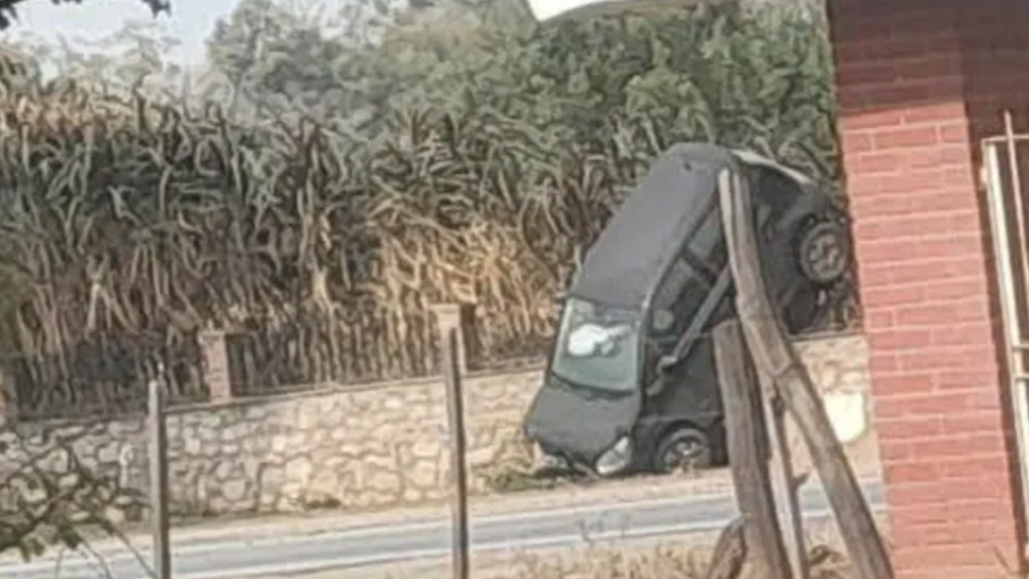 "Se fue de hocico": as� qued� un auto en un pared�n de Jujuy