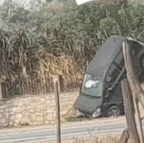 "Se fue de hocico": así quedó un auto en un paredón de Jujuy