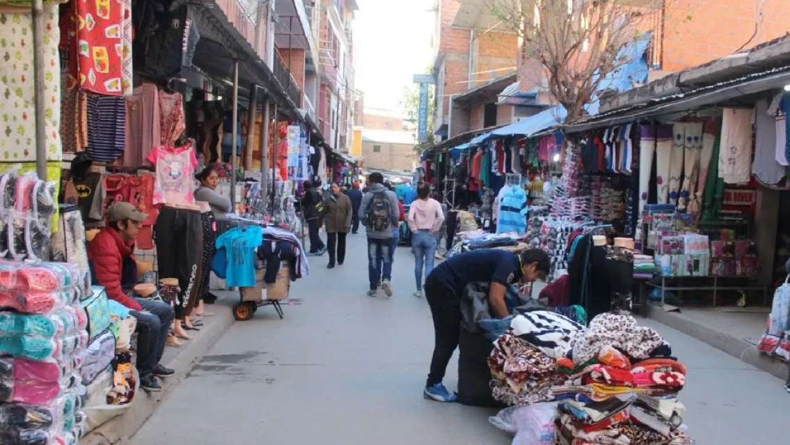 "En Bolivia vale todo hasta un 70% menos", estalla el comercio en el vecino país