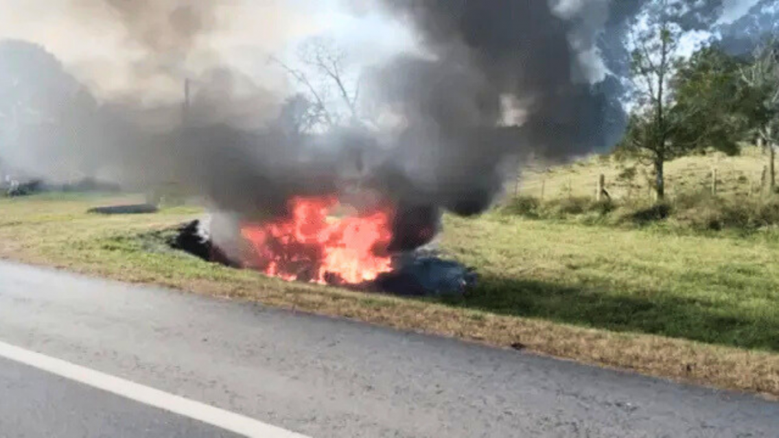 Pareja murió tras chocar con una alcantarilla en la ruta: el auto se incendió