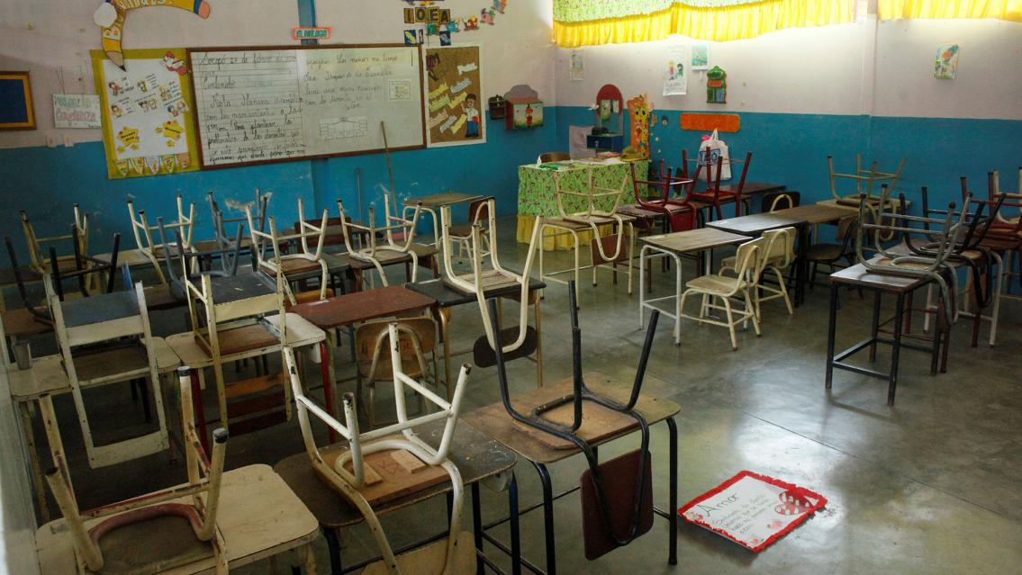 Feroz ataque: mam� le clav� la lapicera en el ojo al director de la escuela de su hijo