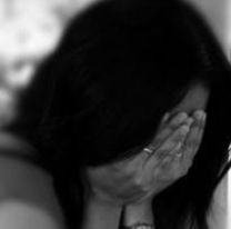 Su ex la secuestró y la encerró: escapó con un cuchillo y un palo de amasar