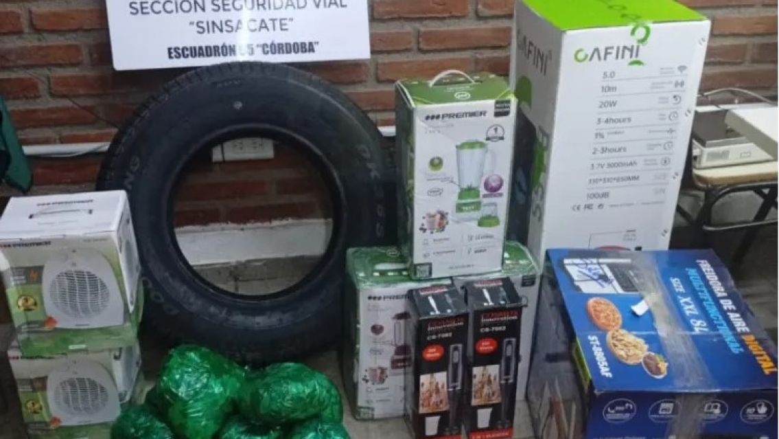 Intent� coimear a Gendarmer�a con un bolso lleno de celulares y hojas de coca