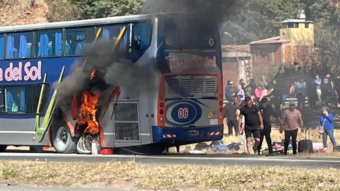 Caos cerca de la terminal de Jujuy: un colectivo se incendió en plena Ruta 66
