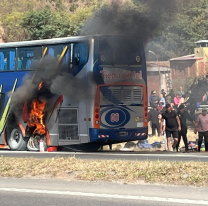 Caos cerca de la terminal de Jujuy: un colectivo se incendió en plena Ruta 66 