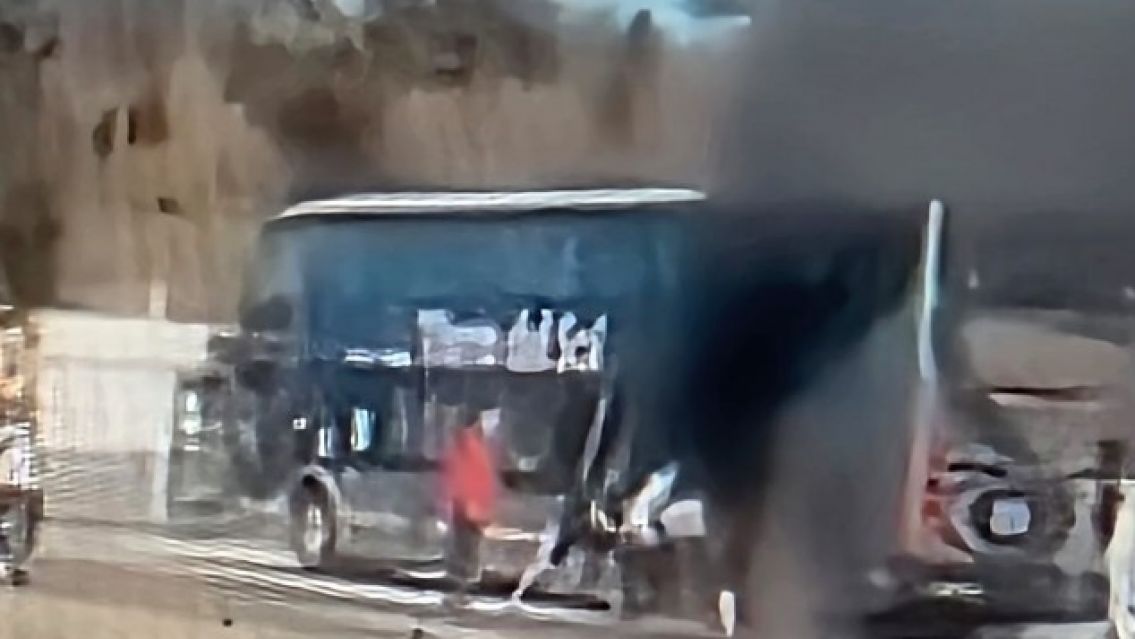 Se filtraron impactantes videos del colectivo que se incendió en la ruta 66