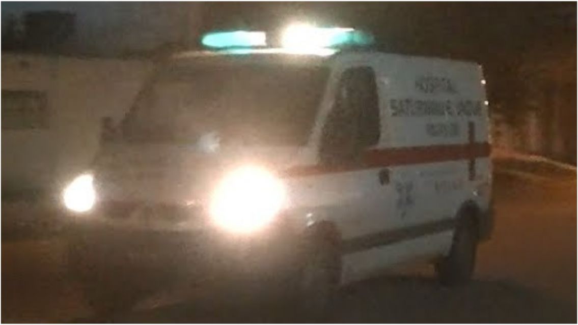 Iba en moto con su beb� y un conductor abri� la puerta del auto sin mirar