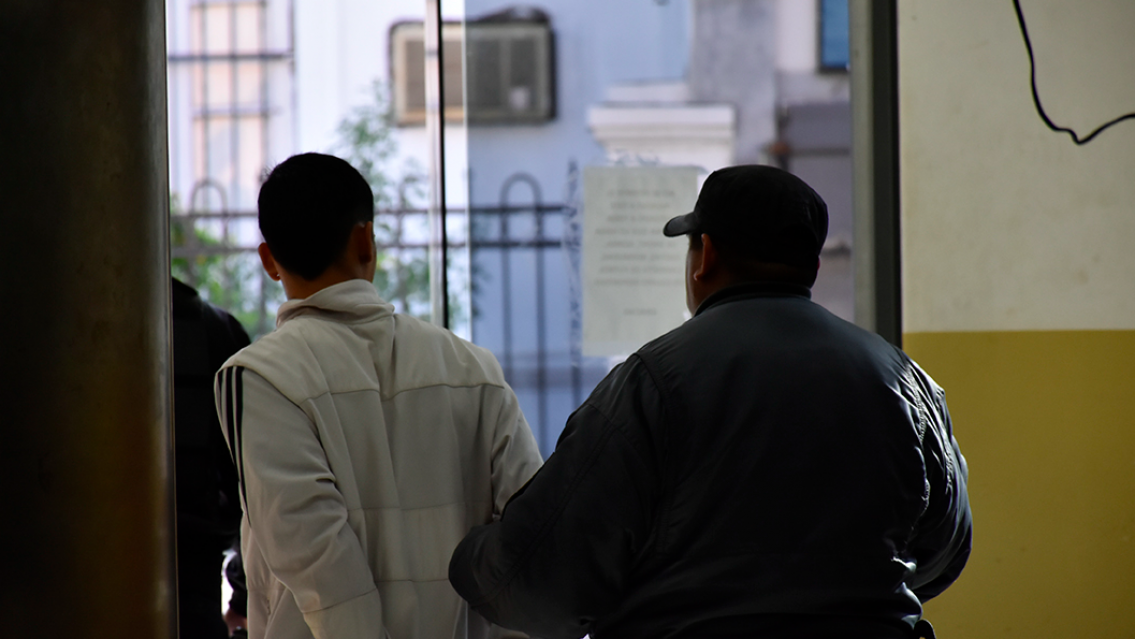 Cayó borracho a la casa de su hermana y le tiró la mesa por encima