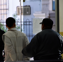 Cayó borracho a la casa de su hermana y le tiró la mesa por encima