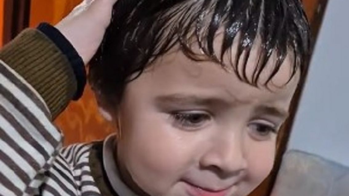 Se mandó una changa y se vació el gel de su papá en la cabeza: quedó "facherito"