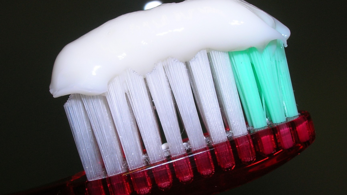 Guarda con esto: prohibieron la pasta de dientes más famosa