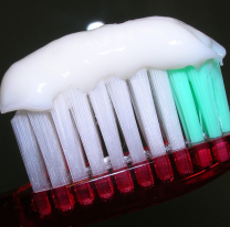 Guarda con esto: prohibieron la pasta de dientes más famosa