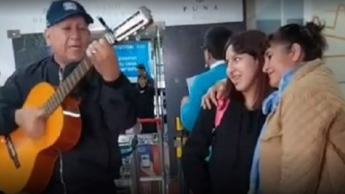 Abuelito recibi� con una hermosa serenata: todo el aeropuerto lo aplaudi�