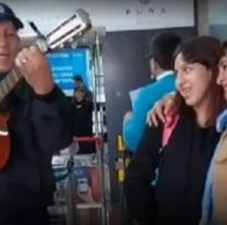 Abuelito recibió con una hermosa serenata: todo el aeropuerto lo aplaudió