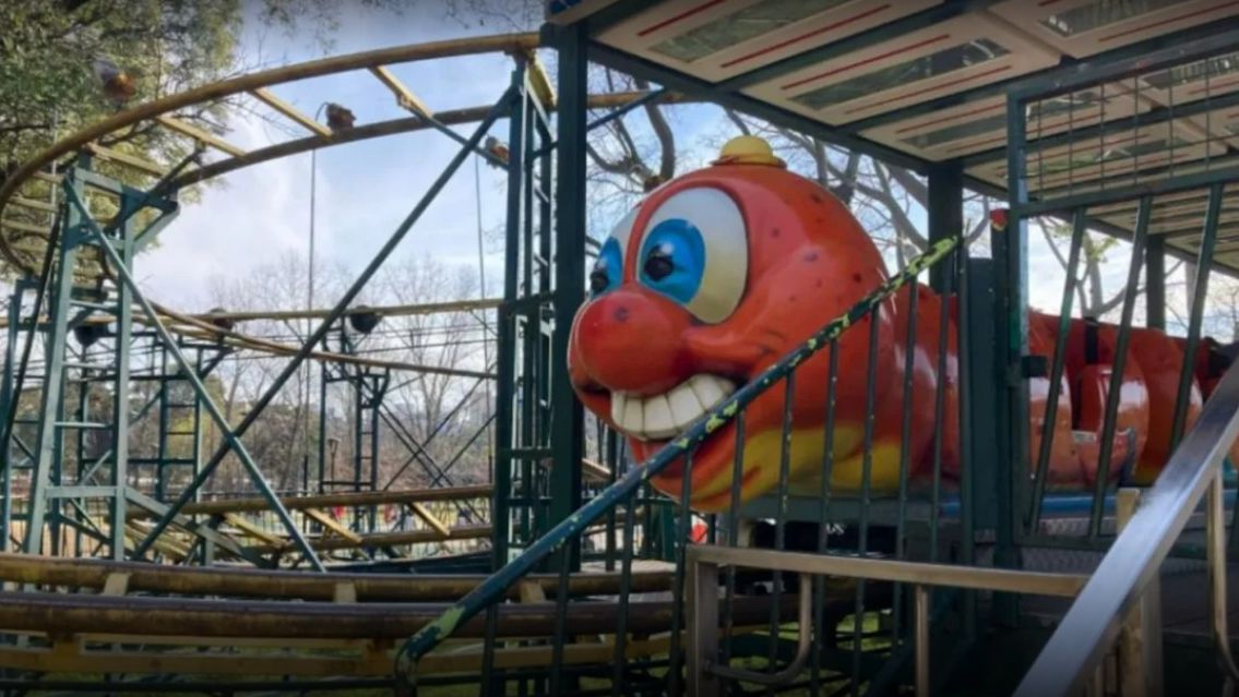 Un nene de dos a�os sufri� una fractura tras caerse de un juego en un parque