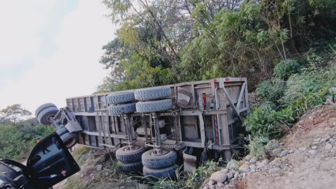 Jujuy: tremendo vuelco de un camión cargado con caña de azúcar en Los Manantiales