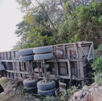 Jujuy: tremendo vuelco de un camión cargado con caña de azúcar en Los Manantiales