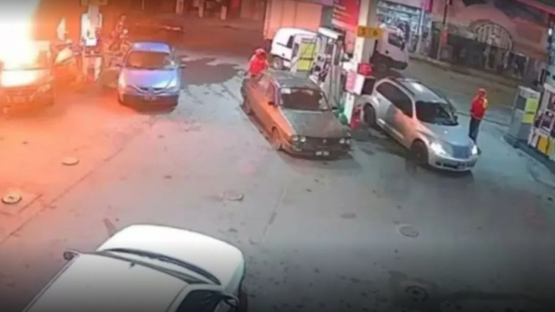 Brutal explosi�n de un auto en una estaci�n de servicio: Todo qued� filmado