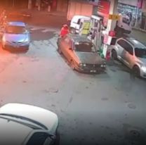 Brutal explosi&oacute;n de un auto en una estaci&oacute;n de servicio: Todo qued&oacute; filmado
