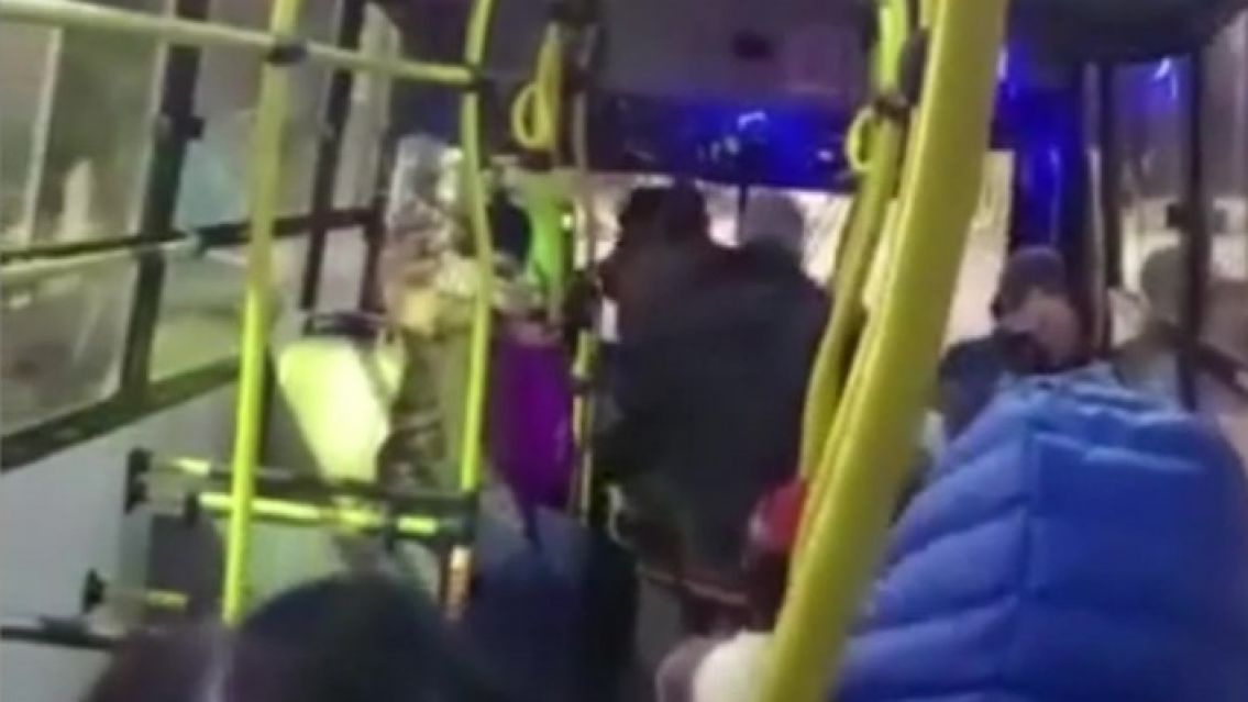 Brutal ataque a un chofer de colectivo: No quiso pagar el boleto e intentó apuñalarlo